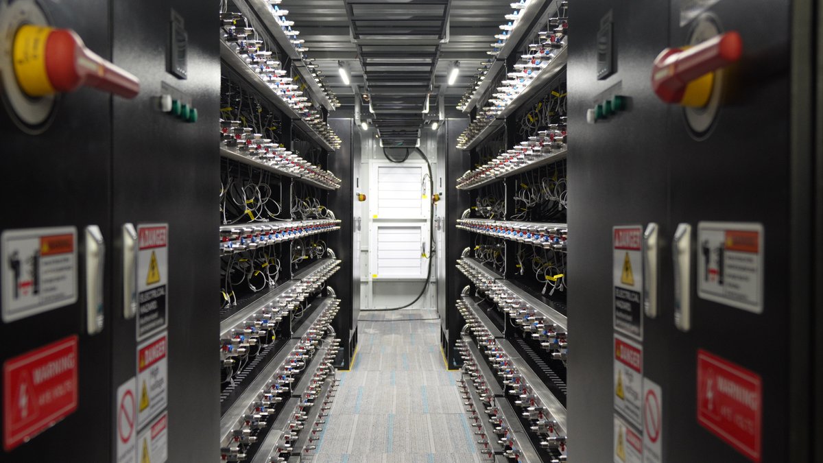 ApextoMiner's tweet image. From a vacant lot to 1.7MW of live hash power. 🇺🇸⚡️ 

We delivered this hydro cooling container for Antminer units — fully engineered and manufactured in-house, on schedule.

Just plug, run, and hash. 
#CoolingSolutions #MiningInfrastructure #CryotoMining #ApextoMining