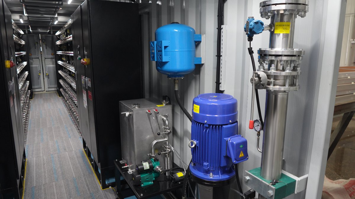 ApextoMiner's tweet image. From a vacant lot to 1.7MW of live hash power. 🇺🇸⚡️ 

We delivered this hydro cooling container for Antminer units — fully engineered and manufactured in-house, on schedule.

Just plug, run, and hash. 
#CoolingSolutions #MiningInfrastructure #CryotoMining #ApextoMining