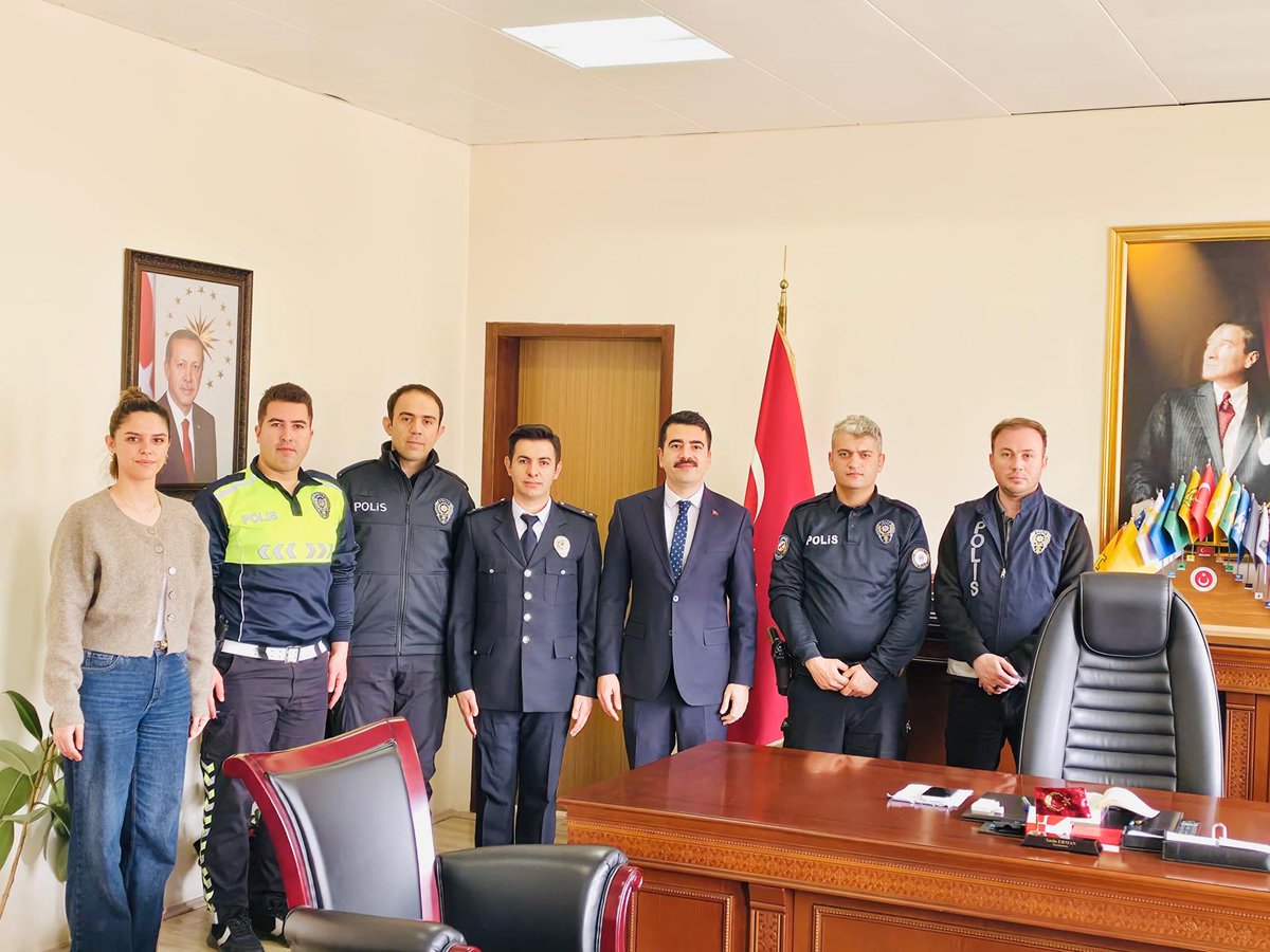 Akckntkymklgi's tweet photo. Akçakent İlçe Emniyet Amir V. Mehmet ÇOROĞLU ve beraberindeki polis teşkilatı mensuplarımız, 10 Nisan Polis Haftası etkinlikleri kapsamında Kaymakamımız Sayın Yasin ERMAN’ı makamında ziyaret ettiler. https://t.co/ai7F3i9X7Z