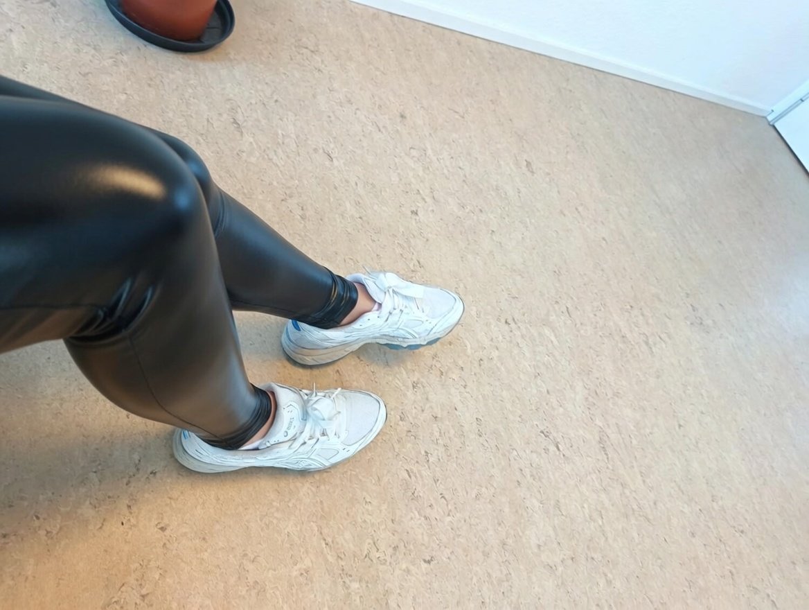 boudoiramour's tweet image. Freitag = Abdrücktag.
Lederleggins an, Haltung on point.
Wer heute führt, entscheidet. Wer folgt, spürt. 🖤
#FridayMood #Dominanz