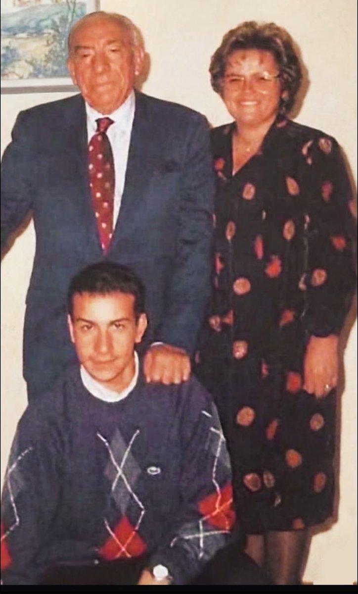 kutalmisturkes's tweet photo. BİZE VASIF OLARAK SENİN KANINI ADINI  VE KARAKTERİNİ TAŞIMAK SONSUZA DEK YETER! Vasiyetini ve öğüdünü yerine getirerek, Tam 30 senedir Şahsına, fikirlerine, ailene, partine ve bıraktığın tüm değerlere aralıksız düşmanlık eden, her türlü ihaneti hakareti ve saldırıyı düzenleyen başta “Güvenilmez Ajan” olarak nitelendirdiğin Türk ve Türkeş düşmanı olduğunu defalarca  kanıtlayan bahçeli ve ona uyanlara karşı gereken mücadeleyi verdik, her türlü hakarete ve saldırıya rağmen seni İstismar etmelerine izin vermedik !! Vatan haini Pkklıların resimlerini dahi okşayıp,kellesini istediğin teröristbaşı öcalana  iltifatlar edip umut hakkı verip sevgi gösterisi yaparlarken, bizlere ve senin fikirlerine aralıksız hakaret ve düşmanlık  etmeleri Senin yolundan gittigimizin en açık ispatıdır! Senin “ 50 Apo olsa 50’sini de gebertirim” dediğin vatan hainini Gazi Meclise konuşmaya davet etmeleri ve bundan zerre kadar utanmamaları, onların ne denli arsız olduklarının,senin fikir ve söylemlerini nasıl kolayca ayakları altına aldıklarının,sana ve fikirlerine ne denli düşman olduklarının ispatıdır! Senden kalan ne varsa her türlü hakareti ve düşmanlıgı yaparlarken, vatan hainlerinin resimlerini okşadıkları kirli elleriyle yüzsüzce hala mezarına gelip sanki hayattayken senin başını okşamıs  gibi  mezar taşını okşamaları, ne denli riyakar ve istismarcı olduklarının ayrı bir ispatıdır! Bütün bu ihanetlerin üstüne cahilleri kandırmak için biz onun gerçek evlatlarıyız söylemleri yine onların ne denli iki yüzlü olduklarının delilidir! Alparslan Türkeş’in apoya Önder diyerek meclise davet eden , Apo paşa yapılsın diyenleri hapisten kurtaran , Türkeş’in evine ailesine hakaret ettiren Hain Evlatları olamaz , Türkeş’e ihanet edenleri partide en üst makamlarda tutanlar Türkeş’in evlatları olamaz! BABAMIZ ALPRASLAN TÜRKEŞİ GASP EDEMEYECEKSİNİZ! TÜRK VE TÜRKEŞ DÜŞMANI İSTİSMARCILAR! Şu geçici hayatta hesap günü gelmeden bir kez olsun dürüst davranın ve önderiniz vatan haini apoyla kendinize yeni bir yol  çizin bundan sonra pkklı teröristlerin mezarlarını ziyaret ederek oradaki mezar taşları okşayın!!