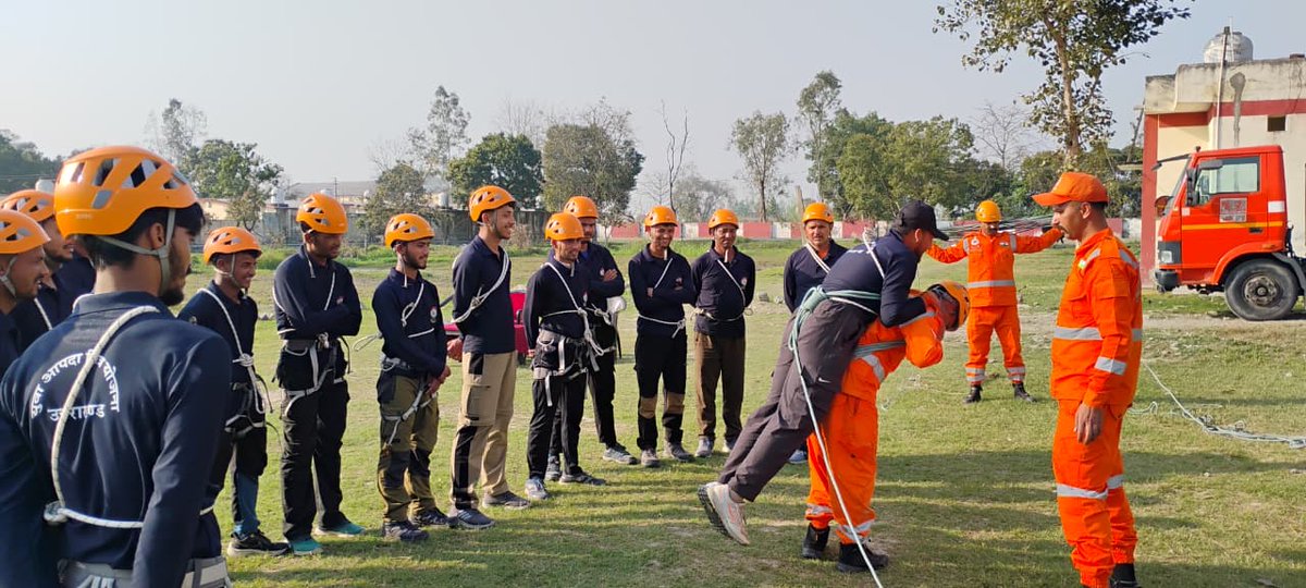 ndmaindia's tweet image. Yuva Aapda Mitra Scheme:
MY Bharat volunteers received hands-on training in rescue technique at @15bnNdrf Gadarpur, Udham Singh Nagar, Uttarakhand, under the aegis of @ndmaindia and @USDMAUk 
#NDMA #YAMS #training #volunteers