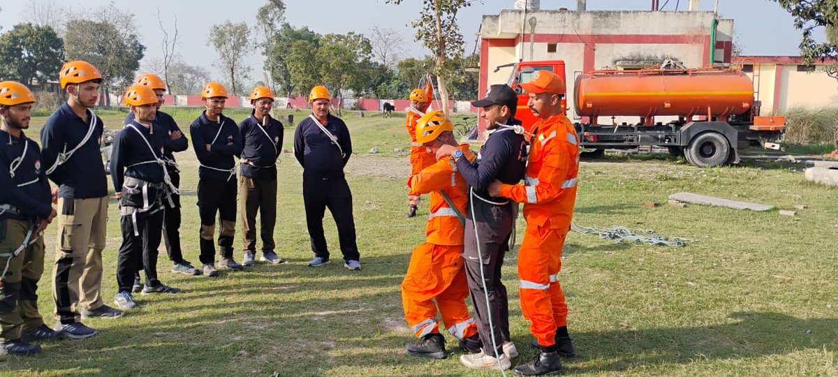 ndmaindia's tweet image. Yuva Aapda Mitra Scheme:
MY Bharat volunteers received hands-on training in rescue technique at @15bnNdrf Gadarpur, Udham Singh Nagar, Uttarakhand, under the aegis of @ndmaindia and @USDMAUk 
#NDMA #YAMS #training #volunteers
