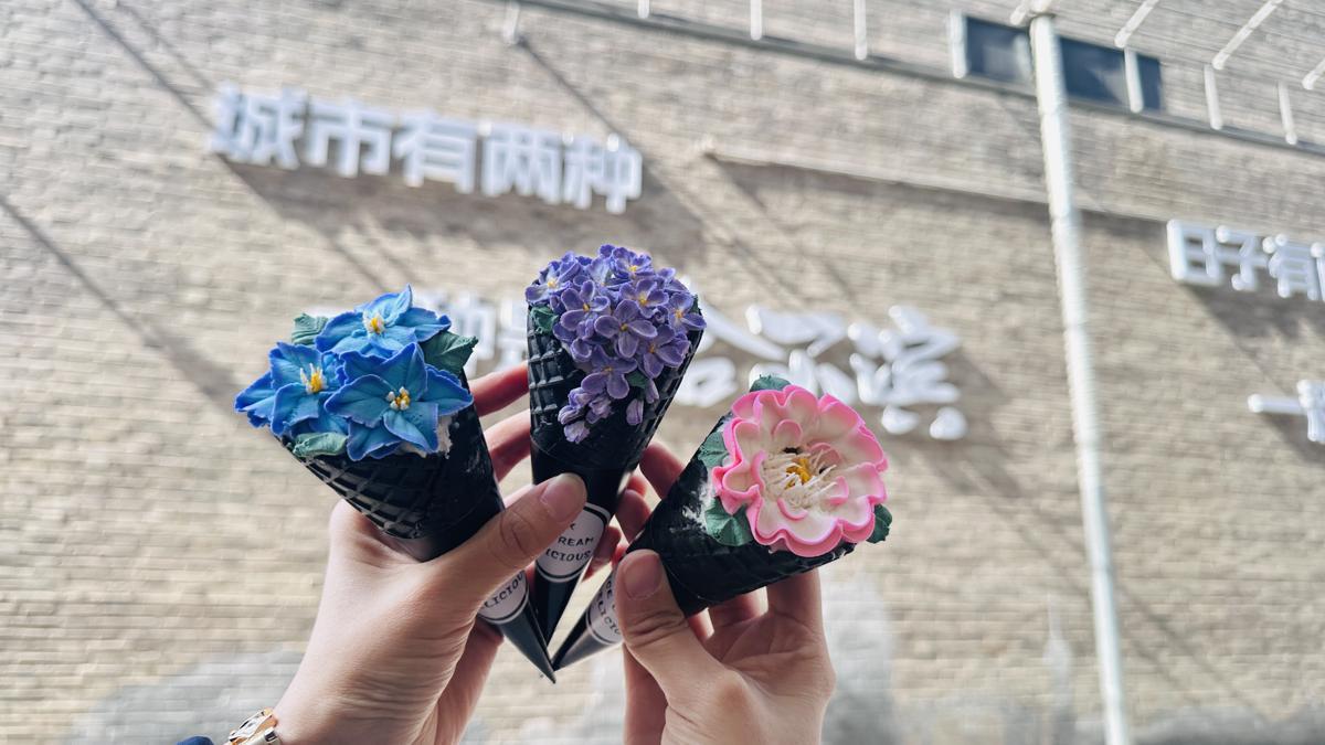 ChinaDaily's tweet image. #TasteOfChina At the Chinese-Baroque Historic and Cultural Block in Harbin, Heilongjiang province, a hand-crafted lilac-decorated #icecream has recently caught the attention of locals and tourists. #travel #ChinaBound bit.ly/4cyU10C

Turn China stories into journeys.