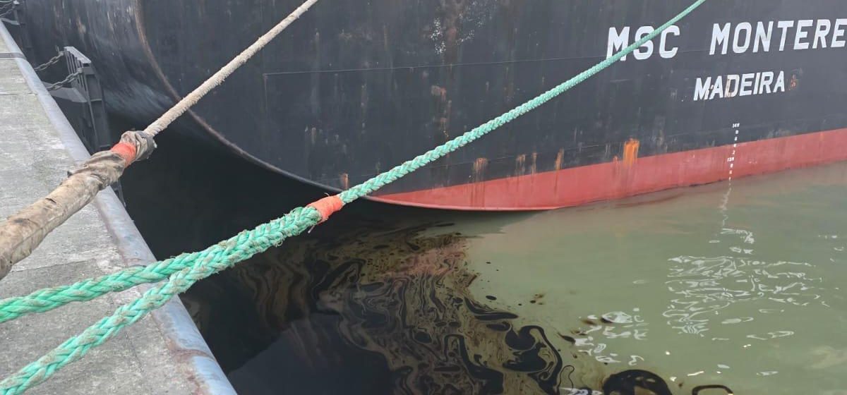WorldCargoNews's tweet image. #BREAKİNG  An #oilspill in the Deurganck dock at the Port of Antwerp-Bruges is causing significant disruption to shipping operations, with parts of the Scheldt fully closed and emergency response measures activated

 #containershipping #WorldCargoNews tinyurl.com/2fzc7rpz