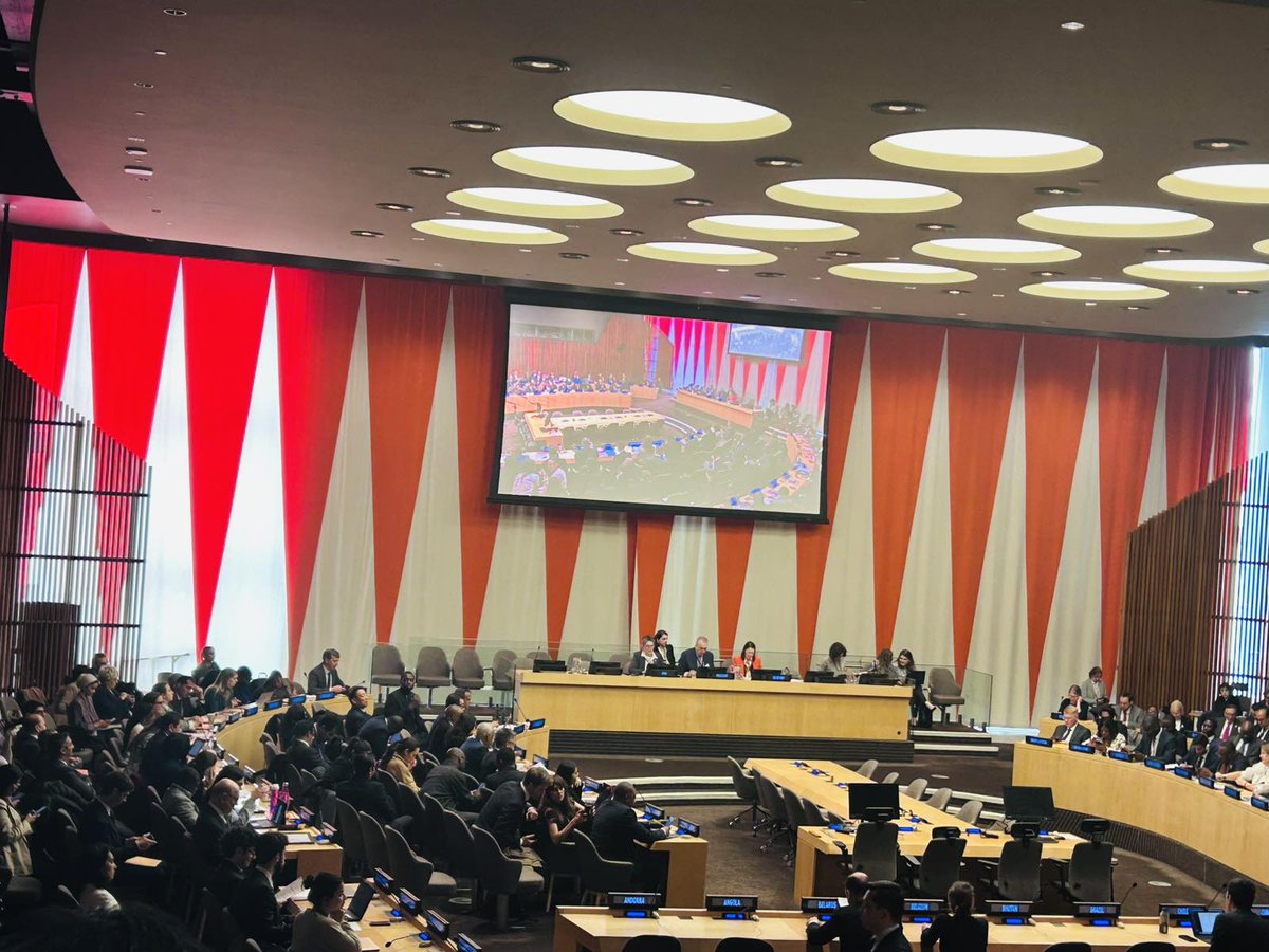 MongolDiplomacy's tweet photo. МОНГОЛ УЛС НҮБ-ЫН СТАТИСТИКИЙН КОМИССЫН ГИШҮҮНЭЭР СОНГОГДОВ

Нэгдсэн Үндэстний Байгууллага (НҮБ)-ын Эдийн засаг, нийгмийн зөвлөлийн Удирдлагын сегментийн 2026 оны 04 дүгээр сарын 08-ны өдрийн хуралдаанаар Монгол Улс 2027-2030 онд НҮБ-ын Статистикийн комиссын гишүүнээр ажиллахаар сонгогдов.

Манай улс тус комиссын гишүүнээр хоёр дахь удаагаа сонгогдож байгаа бөгөөд олон улсын статистикийн бодлого, стандарт, арга зүйн хөгжлийг тодорхойлох үйл явцад идэвхтэй хувь нэмрээ оруулах боломж дахин бүрдэж байна.

НҮБ-ын Статистикийн комисс нь статистикийн салбарын шийдвэр гаргах олон улсын дээд түвшний байгууллага бөгөөд гишүүн орнуудын статистикийн тогтолцоог бэхжүүлэх, олон улсын стандарт, ангилал, аргачлалыг батлах, хэрэгжилтийг хангахад чухал үүрэг гүйцэтгэдэг.

Монгол Улс гишүүнээр ажиллах хугацаандаа НҮБ-ын Статистикийн Комиссын үйл ажиллагаанд идэвхтэй оролцох, Тогтвортой Хөгжлийн Зорилгуудын хэрэгжилтийг гаргах, тоон мэдээллийн хүртээмж, чанарыг сайжруулах, албан ёсны статистикийн үйл ажиллагаанд өгөгдлийн засаглалыг хөгжүүлэх, уламжлалт бус мэдээллийн эх үүсвэр, хиймэл оюуныг ашиглах зэрэг чиглэлд бодит хувь нэмэр оруулахыг зорьж ажиллах юм.