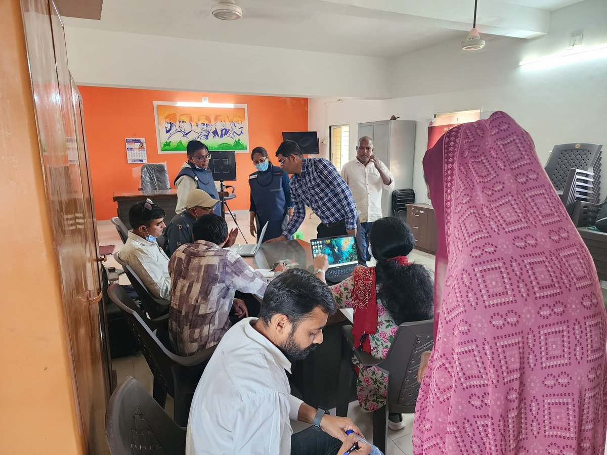 phcfatepur's tweet photo. #TBMuktBharat અભિયાન 2.0 હેઠળ ફતેપુર પ્રા આ કેન્દ્ર  ના દલપુર ગામમાં  “૧૦૦ દિવસ ટીબી કેમ્પેઇન” નું આયોજન કરવામાં આવ્યું.

હેન્ડહેલ્ડ X-ray મશીન દ્વારા કુલ 90  લોકોની નિઃશુલ્ક X-ray તપાસ કરવામાં આવી, જેમાં એબનોર્મલ આવેલ એક્સ-રે ના NAAT ટેસ્ટ માટેના સ્પુટમના નમૂના લેવામાં આવ્યા. https://t.co/76NpUci0XE