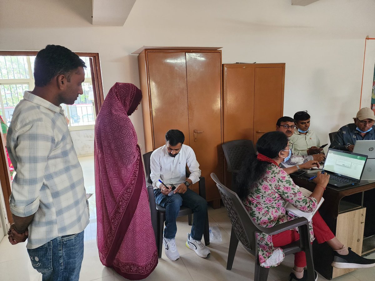 #TBMuktBharat અભિયાન 2.0 હેઠળ ફતેપુર પ્રા આ કેન્દ્ર  ના દલપુર ગામમાં  “૧૦૦ દિવસ ટીબી કેમ્પેઇન” નું આયોજન કરવામાં આવ્યું.

હેન્ડહેલ્ડ X-ray મશીન દ્વારા કુલ 90  લોકોની નિઃશુલ્ક X-ray તપાસ કરવામાં આવી, જેમાં એબનોર્મલ આવેલ એક્સ-રે ના NAAT ટેસ્ટ માટેના સ્પુટમના નમૂના લેવામાં આવ્યા.