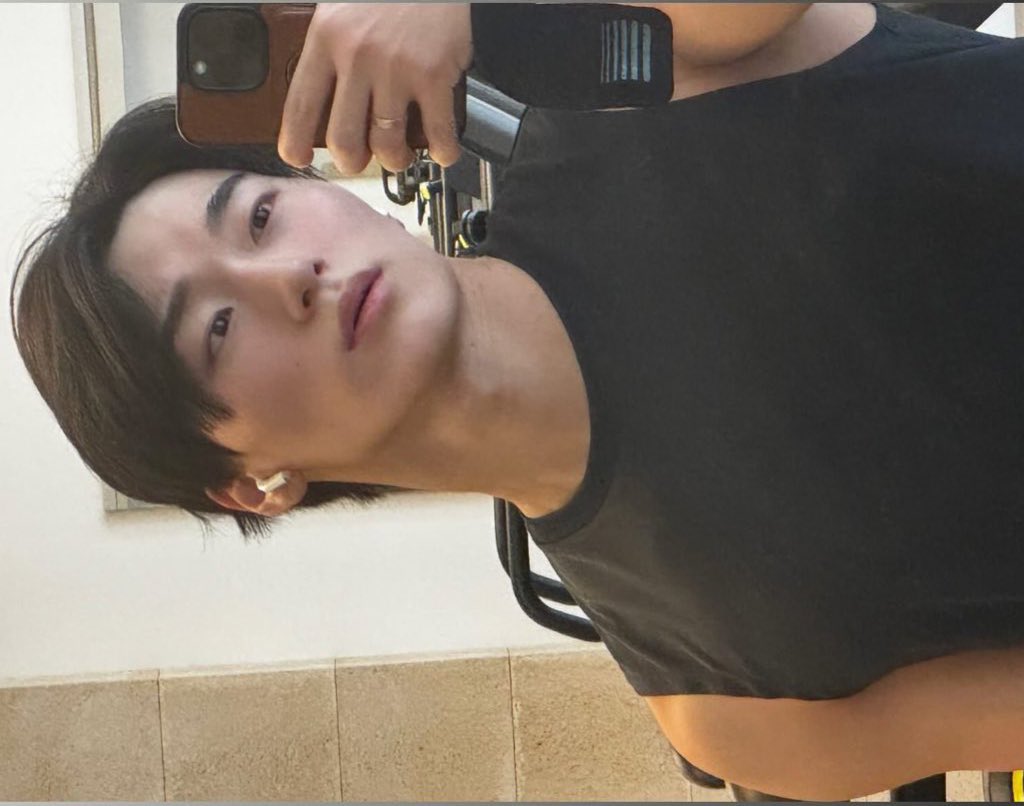 heartinsani's tweet photo. san and his gym selfies….. stanning this man is truly not for the weak….. https://t.co/5hQmDSE86Z