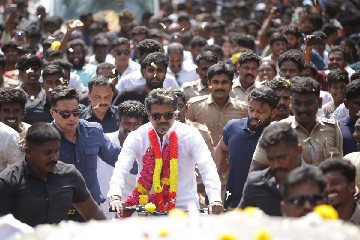 VijayFansTrends's tweet photo. Moment of the day 🚲 https://t.co/91TcbOb40y