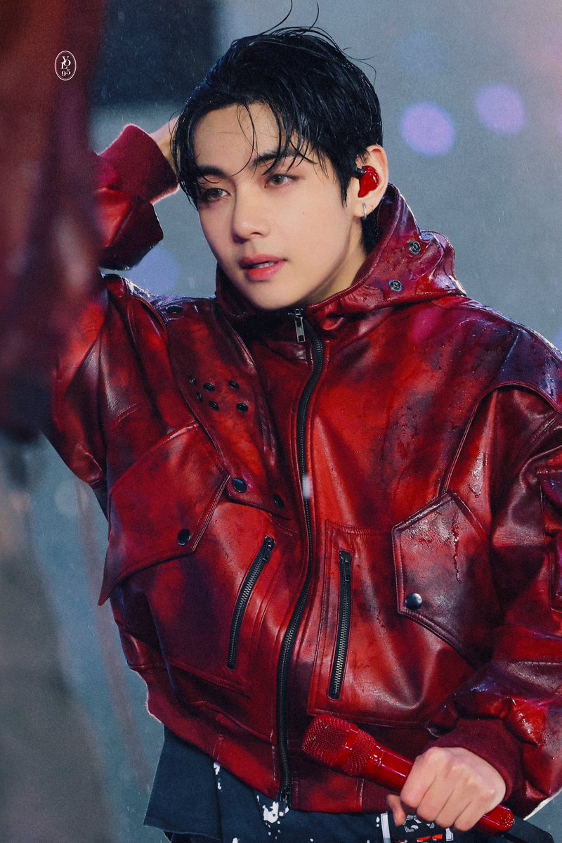 95thv_thv's tweet photo. Red on him! 🔥 https://t.co/W1hQkWDhKT