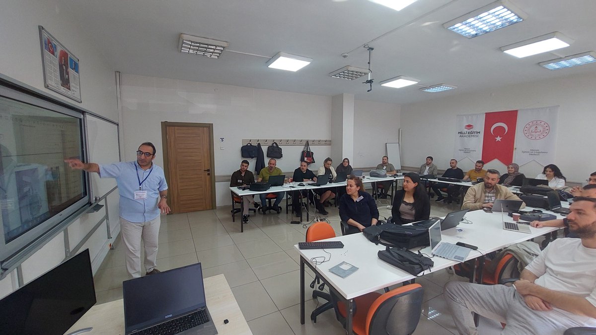 📍 Mersin’de düzenlenen “FATİH Projesi Eğitimde Teknoloji Kullanımı Eğitici Eğitimi Kursu” tamamlandı.

 06–10 Nisan 2026 tarihleri arasında gerçekleştirilen programa 96 öğretmen katıldı. Eğitimlerde teknoloji destekli öğretim, e-materyal kullanımı ve Web 2.0 araçları ele alındı.