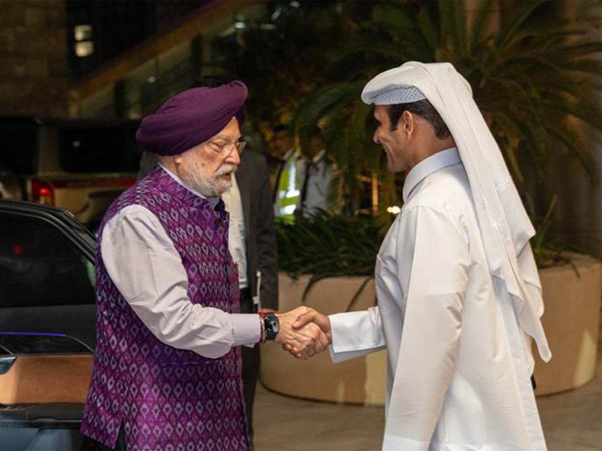 ani_digital's tweet image. Hardeep Singh Puri meets Qatar Minister for Energy Affairs in Doha, discusses energy ties amid West Asia tensions, welcomes ceasefire

Read @ANI Story | aninews.in/news/business/… 

#HardeepSinghPuri #Qatar #Doha #EnergyTies #WestAsiaTensions
