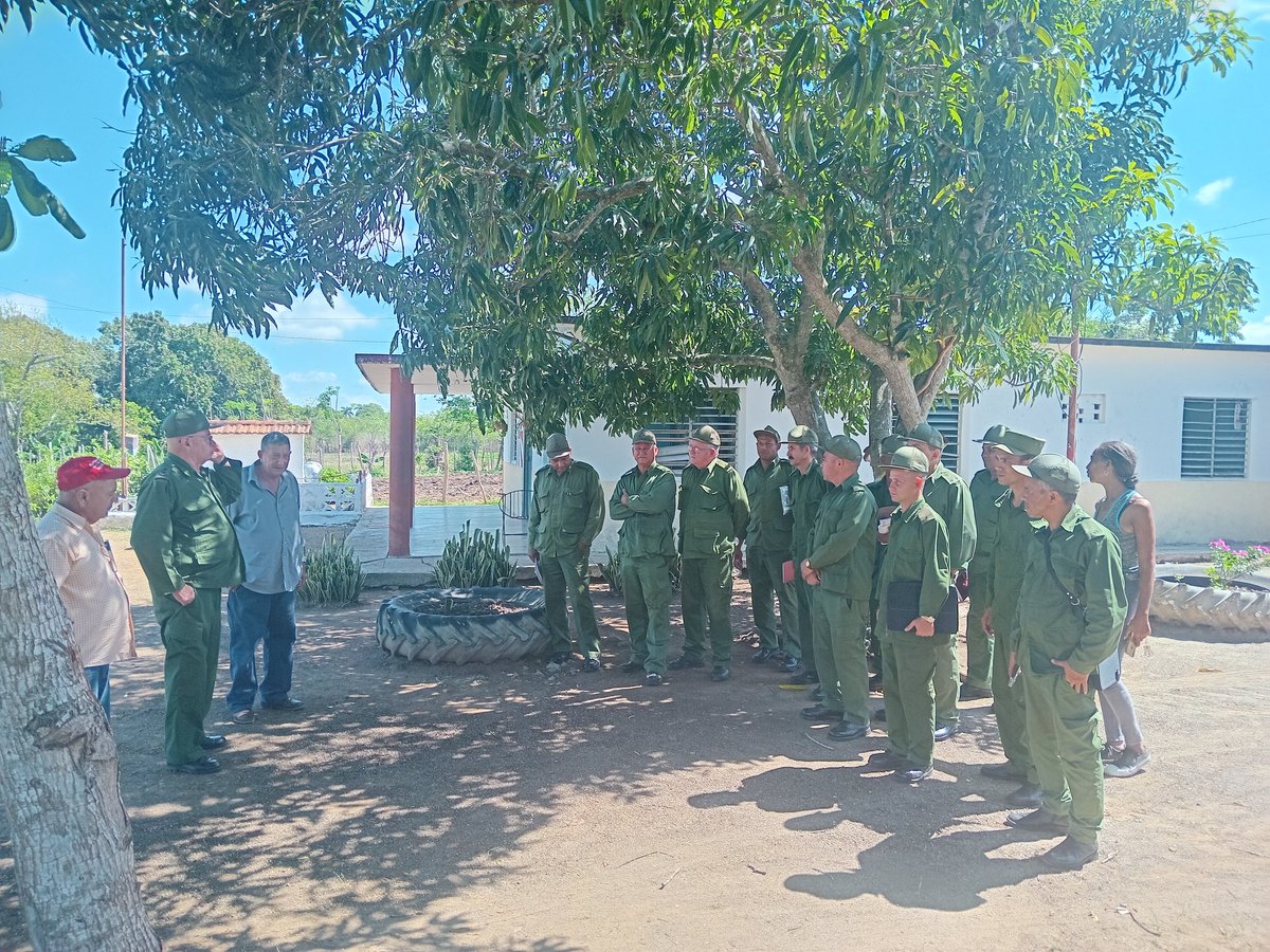 Visita del Estado Mayor del EJT a la Jefatura Escambray para ultimar detalles de nueva unidad productiva cañera. Más caña, más azúcar, empleos y soberanía. Compromiso, técnica y pueblo: el EJT siembra futuro. 🇨🇺 #EJT 
#100AñosConFidel