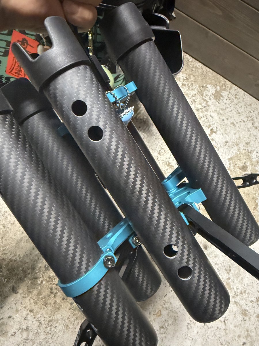 takyaka's tweet photo. カーボンをマット加工しました。
ヘリノックスのドリンクホルダー追加。
あと穴のバリというかエッジがキツいので研磨したり、内面が荒いからクリアー塗装して肉盛りしてみたり。
物作りが仕事なので、荒が気になる… https://t.co/23W8pzMCcR
