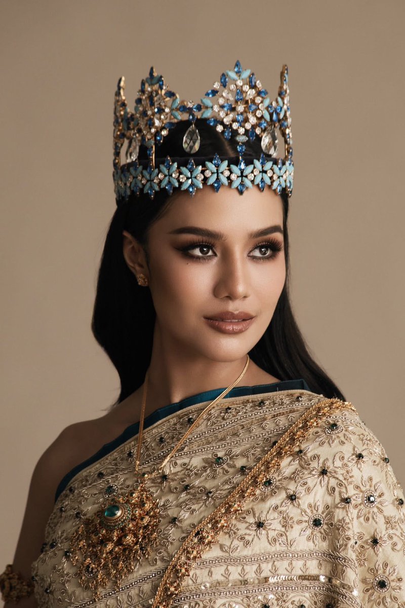 mwt_fans's tweet photo. มงฟ้ากับชุดไทยที่สวมใส่โดยนางงามไทยชื่อโอปอล สุชาตา ช่วงศรี 👑🩵 
#MissWorld2025 #MissWorld https://t.co/5enzWhIVjn
