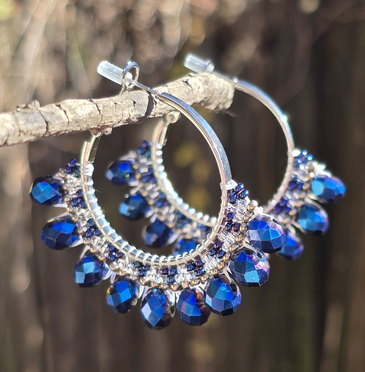 beauxbeautyblog's tweet image. Winter Blues... beaded hoop earrings available in my Et$y shop @ tidd.ly/6414bf00 w/ FREE US shipping! Qagaasakuq- thank you for looking! 💙❄️ #AlaskaNative #FirstNations #NativeMade