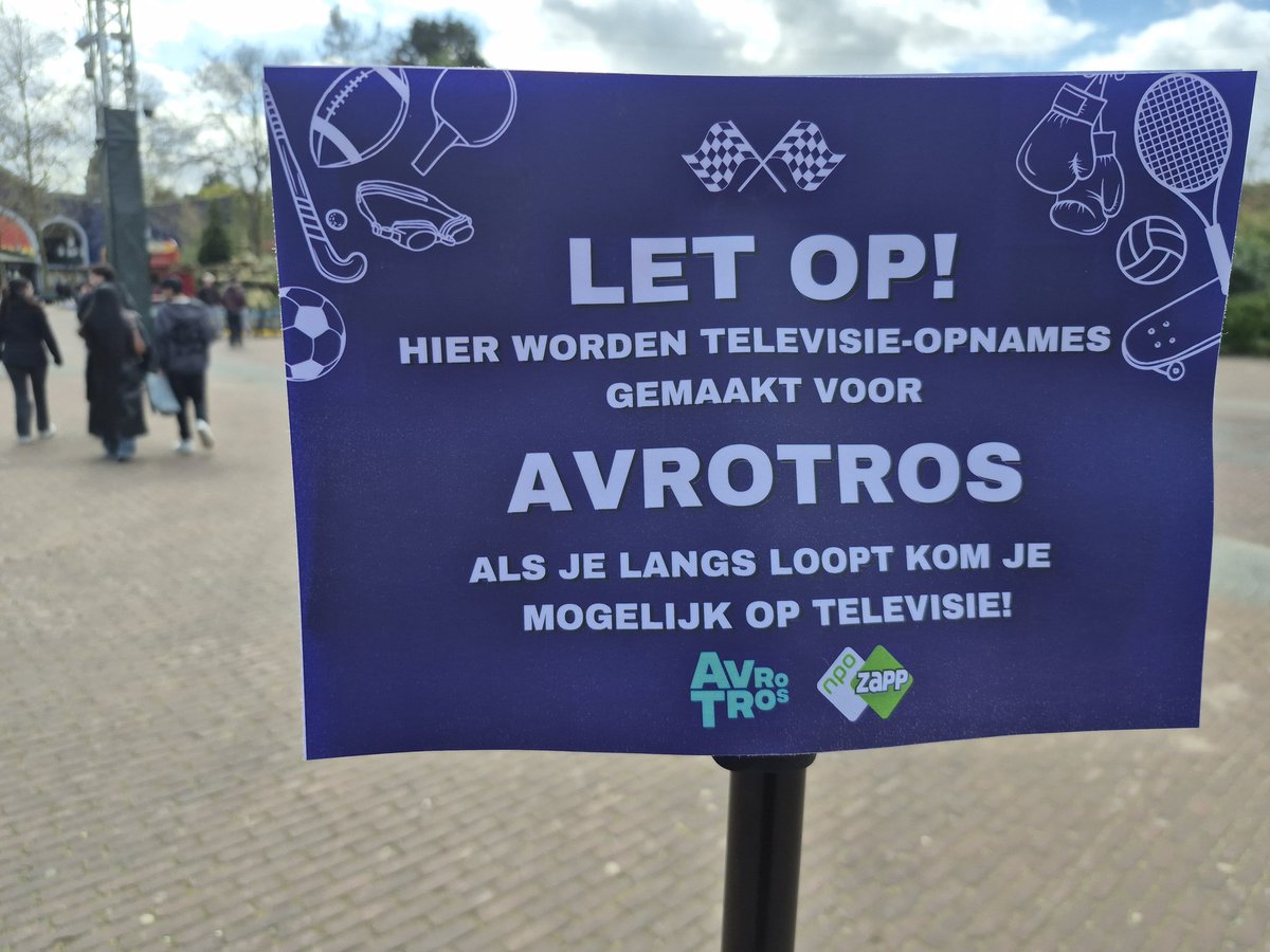 KleeffLucas's tweet photo. Er vinden opnames plaats voor AVROTROS bij La Grande Roue. Er staat een bordje dat als je langsloopt, je op tv kunt komen. #walibi #walibiholland https://t.co/W8WpDApVNM
