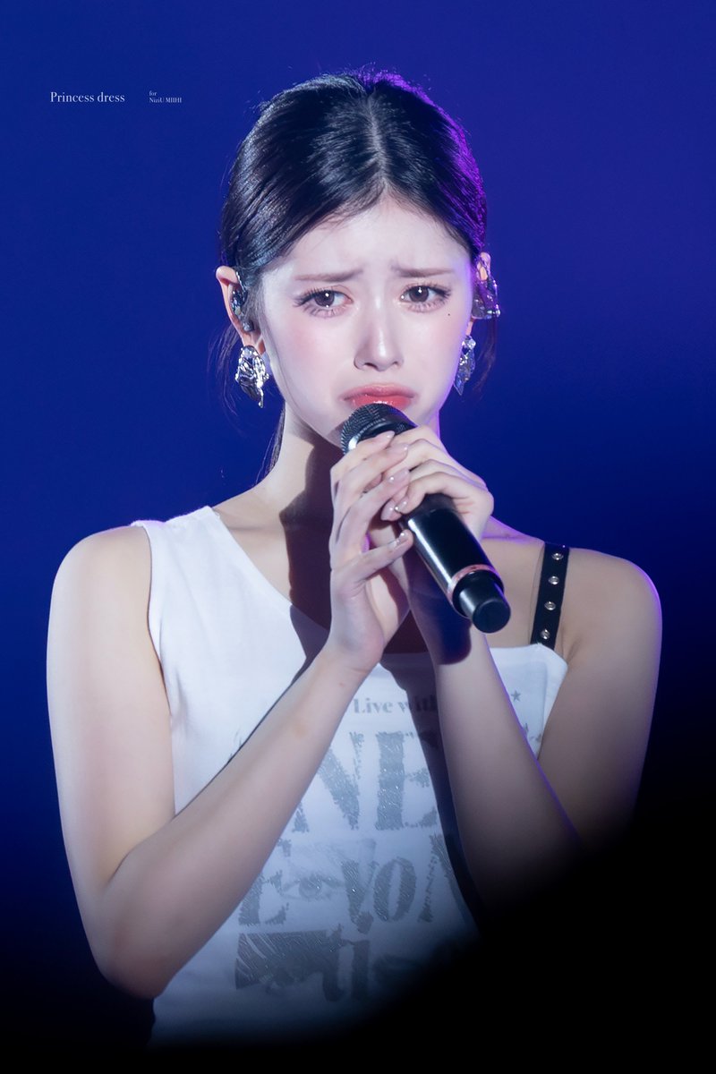 Princess dress tweet media