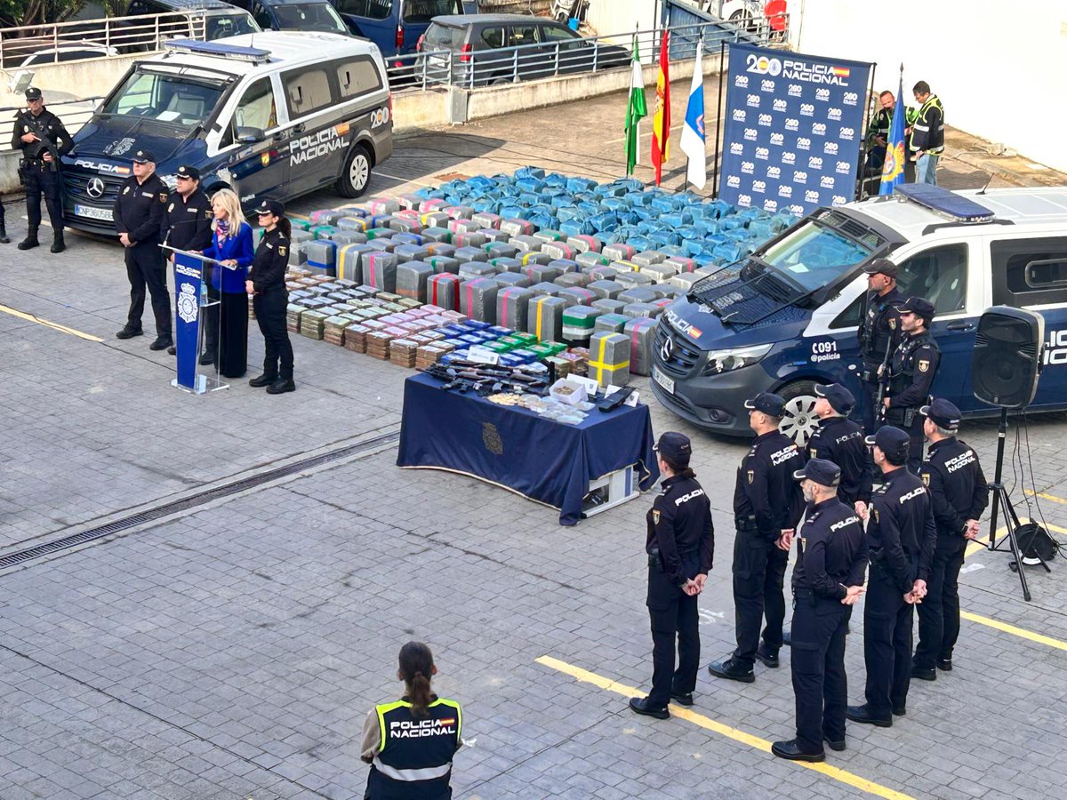 interiorgob's tweet image. 🛡️🌊 Histórico golpe al narcotráfico en #Huelva: @policia incauta 5T de cocaína, el mayor alijo en la costa onubense.

☑️ 10 personas detenidas.
☑️ Un arsenal de armas de guerra y 5.000€ intervenidos.

Frente al crimen organizado, firmeza absoluta. ⚖️

🌐 shorturl.at/Dy4AR