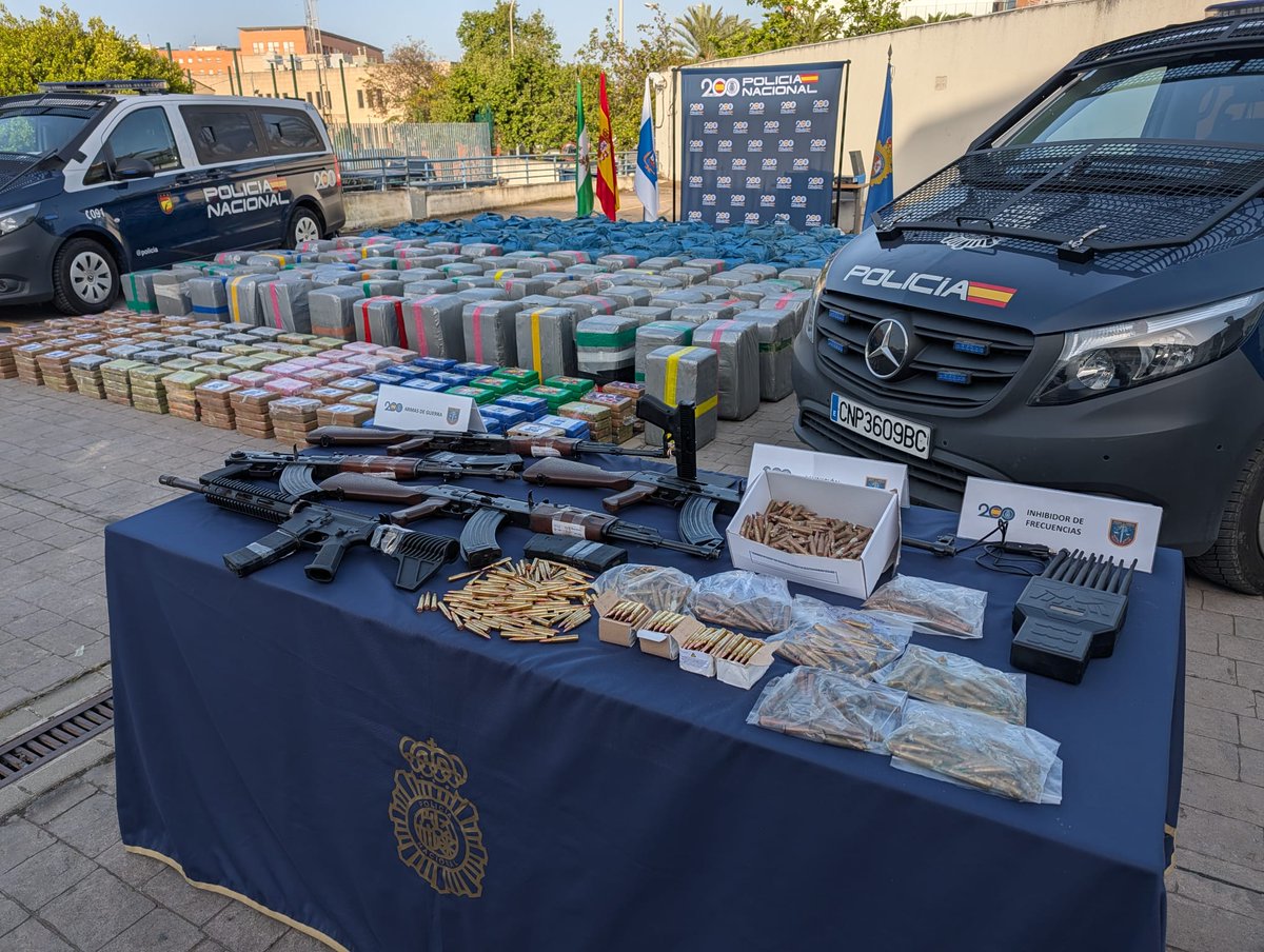 interiorgob's tweet image. 🛡️🌊 Histórico golpe al narcotráfico en #Huelva: @policia incauta 5T de cocaína, el mayor alijo en la costa onubense.

☑️ 10 personas detenidas.
☑️ Un arsenal de armas de guerra y 5.000€ intervenidos.

Frente al crimen organizado, firmeza absoluta. ⚖️

🌐 shorturl.at/Dy4AR