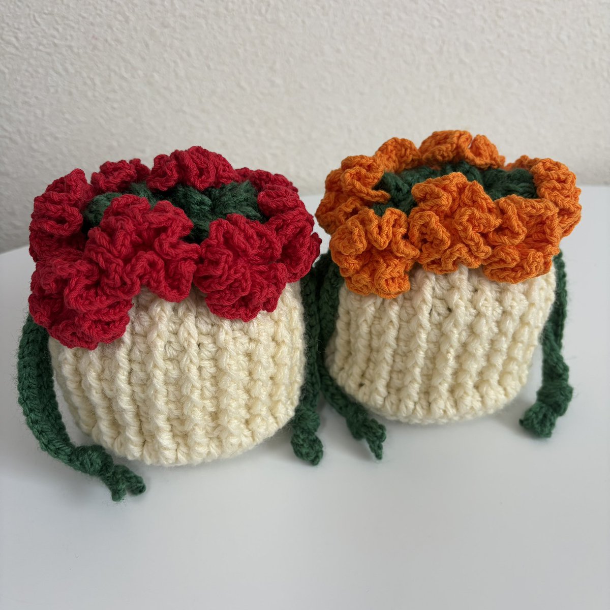 tsumu__crochet's tweet photo. 母の日にぴったりなカーネーションのブーケ巾着ポーチを編んでみました〜！🪡✨

セリアのトロピカルコットンは発色が鮮やかなので、カーネーションにぴったりカラーでおすすめです！🏝️

一見難しそうに見えるかもしれませんが、シンプルレシピで初心者さんでも挑戦していただけます🙆🏻‍♀️🔰 https://t.co/QIrnbRiGfI