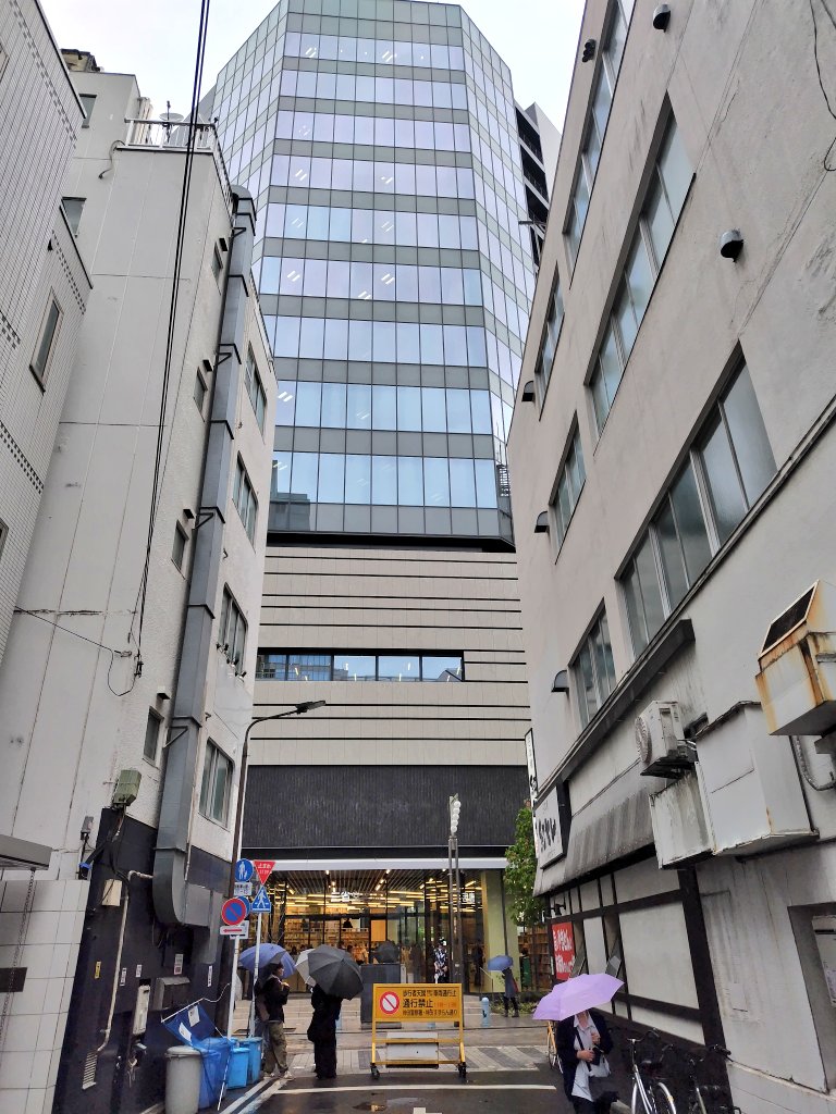 三省堂神保町本店に行ってきた。図書館みたいな本屋になってた