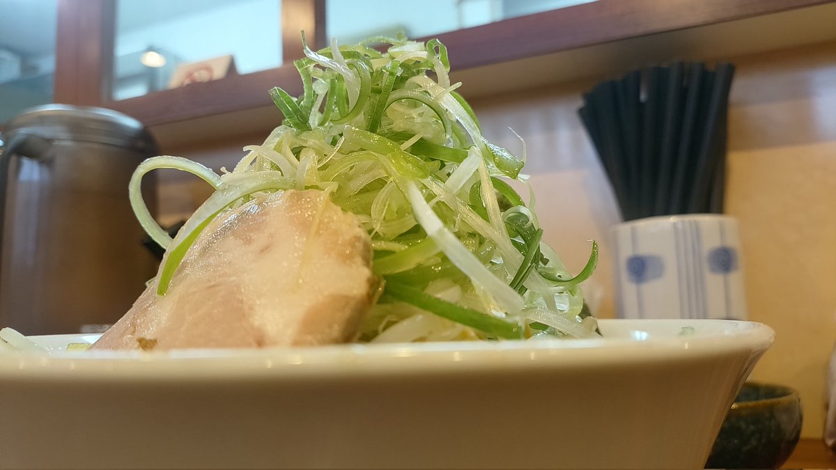 今日、隣に座られた方から声をかけられまして···
「それって限定のヤツですか？」
って言われたもんで···
「これは普通に［ねぎらーめん］ですよ」
って、確かに盛り盛りですからね😚