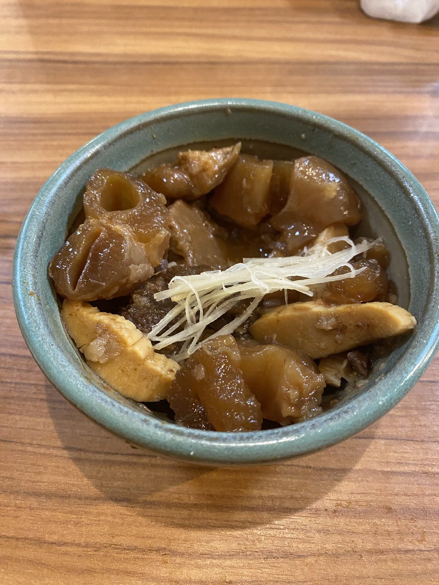 Shimakorosuke's tweet photo. 骨付き鳥、久しぶりに食べたが美味いなあ。
親鶏は硬めで差し歯の前歯が不安になったが取れなくて良かった。
ひなどりも柔らかくて美味しかった！ https://t.co/FWtVWcwdXN