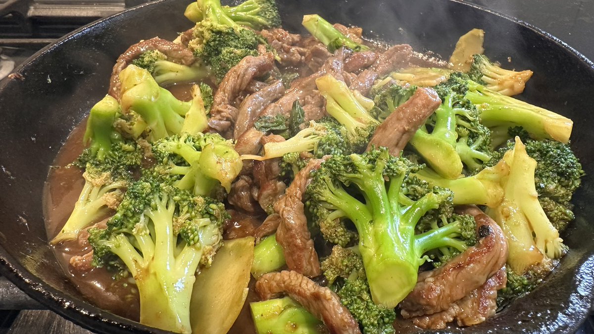 chemguy_eli's tweet photo. Beef with Broccoli is always a favourite. Beef gets velveted with baking soda beforehand to become super tender and this helps also with browning. #chemistswhocook. https://t.co/pUXNpTl8YC
