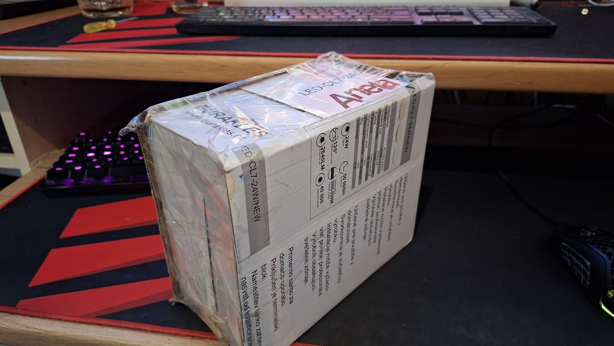 hajek_jaromir's tweet image. Two mystery cards just arrived to mailbox🥲😱 #retrogaming #oldcomputers #retropc #nvidia #matrox #geforce
