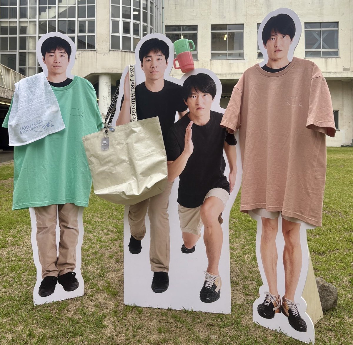 jjf_1005's tweet photo. この等身大パネルを売ってください。 https://t.co/Kt9dDiWbsU