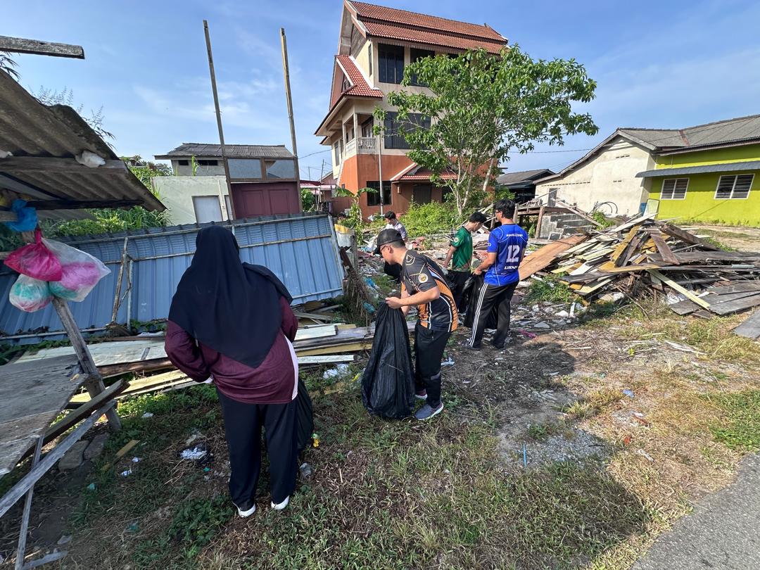 Pbsdkt's tweet photo. AKTIVIT BASMI DAN MUSNAH TEMPAT PEMBIAKAN AEDES BERSAMA SUKARELAWAN RAKAB MUDA KUALA TERENGGANU https://t.co/pMeKD5edFU