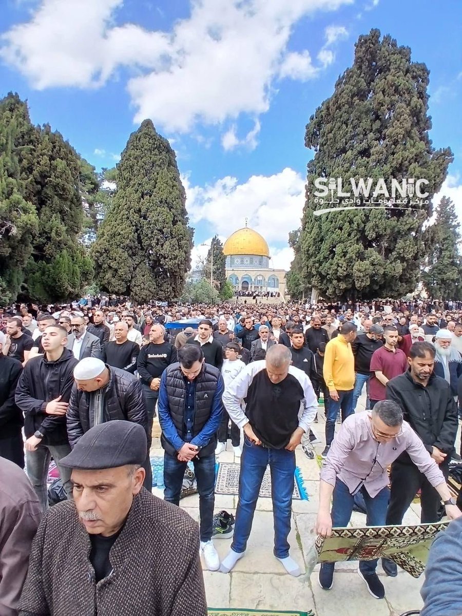 Jhkhelles's tweet photo. كما أحزنا قلوبكم بصور المسجد الأقصى وهو مغلق الأبواب وفارغ الساحات، ها نحن نفرح قلوبكم بهذه الصورة من صلاة الجمعة قبل قليل وهو ممتلئ عن آخره وكأن الروح عادت إليه بعد إغلاق دام 40 يوماً !!
اللهم لا تحرمنا لذة السجود فيه، وارزقنا فيه صلاة قبل الممات !! https://t.co/rW1qhQYMb3