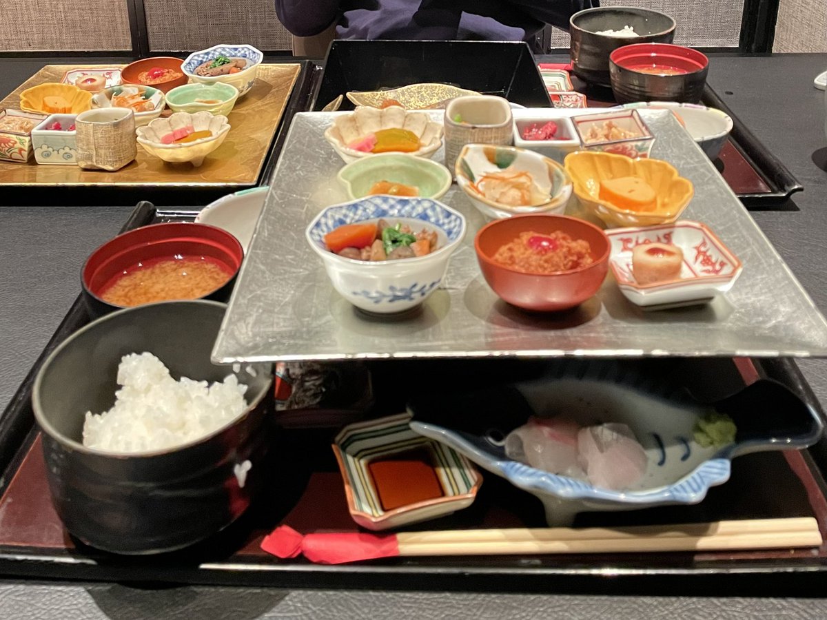 atsuko26841463's tweet photo. 雅しゅとうとう
北新地ランチ
小鉢がいっぱいの豪華ランチ
高級感溢れる店内で
奥のお座敷個室までの道のりが
ワクワクとドキドキでした
お料理も雰囲気も流石北新地って感じ✨✨✨ https://t.co/LF71995UvH