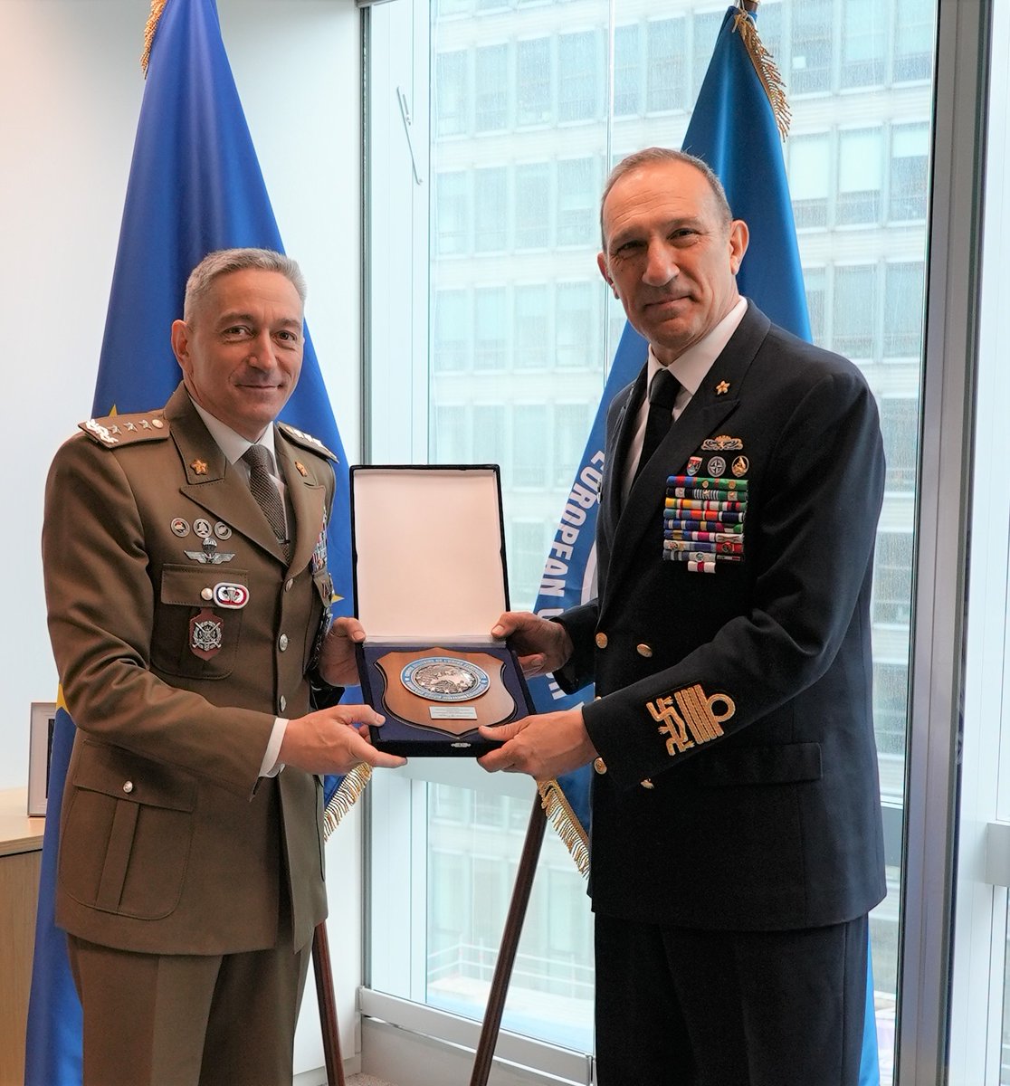 ChairmanEUMC's tweet photo. Thanked the @ItalianNavy for the significant contribution to EU maritime operations during the office call between the Deputy Chair EUMC Lt-Gen Enrico Barduani and Admiral Berutti Bergotto, Chief of the Italian Navy.
A stimulating exchange of views on the current international scenario and security challenges for the EU, with a focus on ensuring freedom of navigation, guaranteeing protection of undersea critical infrastructure, and warning and monitoring possible sea environmental risks.
Security through Unity. Credibility through Capability.
#EUMC #EU #CSMM #MinisteroDifesa #MarinaMilitare
#navy #maritime #kubilius #aASPIDES #ATALANTA #IRINI #KALLAS