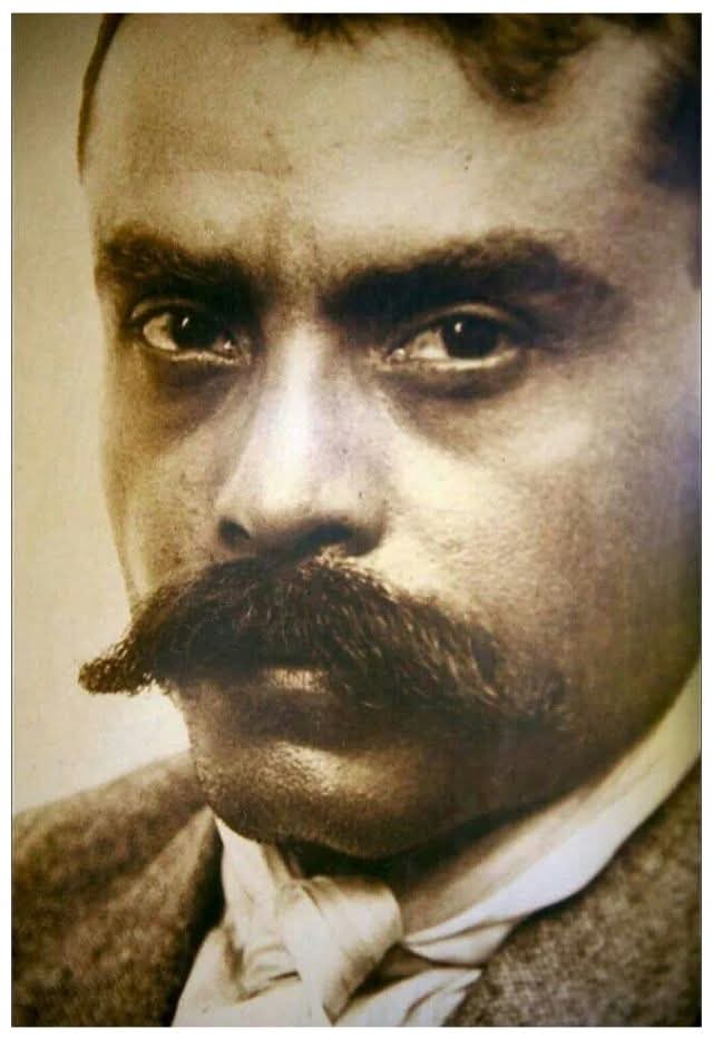«El que quiera ser águila que vuele, el que quiera ser gusano que se arrastre, pero que no grite cuando lo pisen».

#EmilianoZapata

Anenecuilco, Morelos, Ago 8 de 1879 – Asesinado en Chinameca, Morelos, Abr 10 de 1919

«¡Tierra y libertad!»

#AbrilRebelde