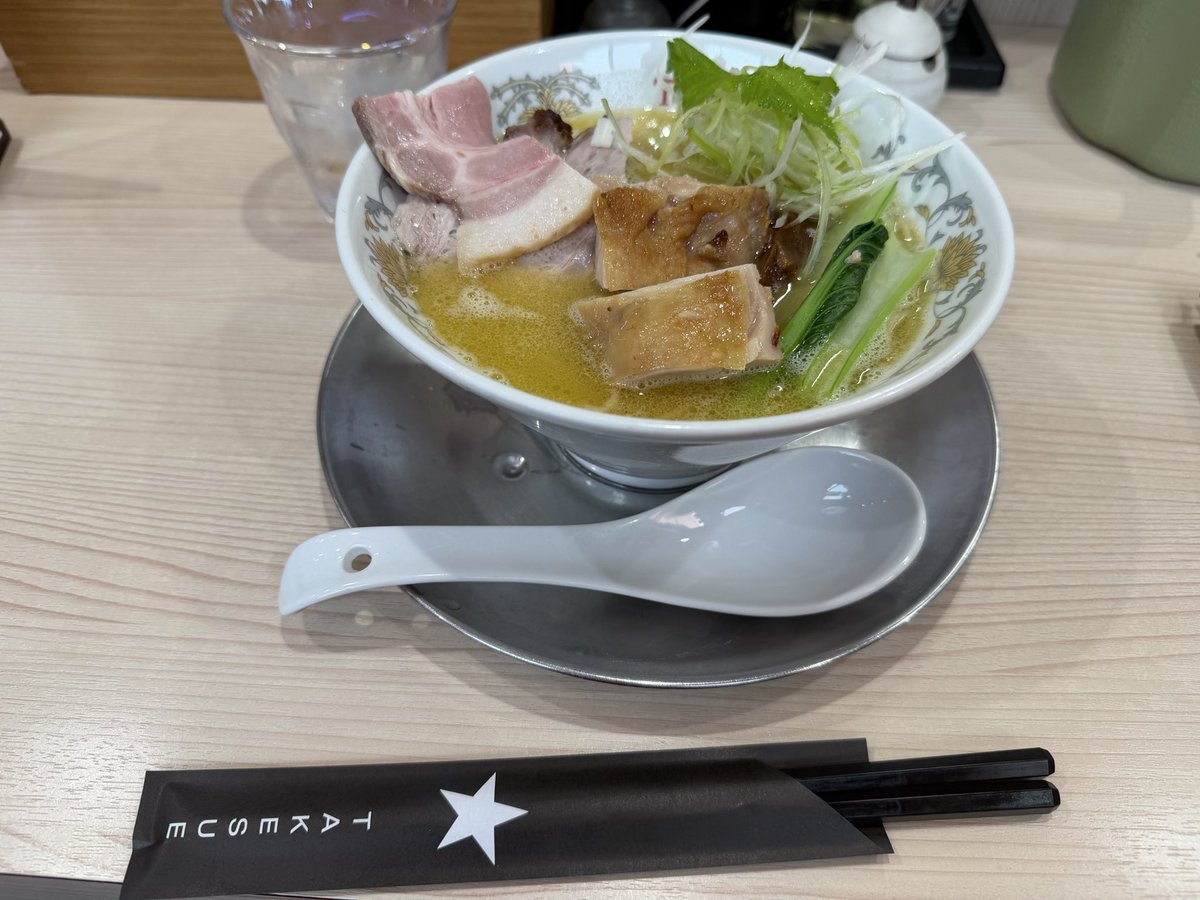 sati_320 tweet media