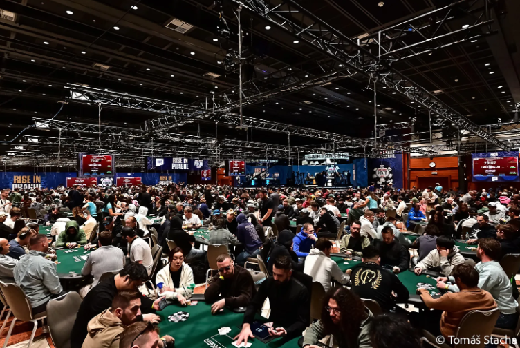 #WSOPEurope 🇨🇿 Evento #12 European Circuit €1.5K 

Se está jugando el Día 2⃣ con 261/2.628 y siguen: 

Aaron Sevilla 🇲🇽 1M
Jorge Hou 🇵🇦 1M
Mariana Yumibe 🇲🇽 803K
Gerardo Rodríguez 🇵🇪 790K
Luis Martín Del Campo 🇲🇽 738K
Christian Altmann 🇵🇪 575K
Diego Zeiter 🇦🇷 450K
Adrián Troya