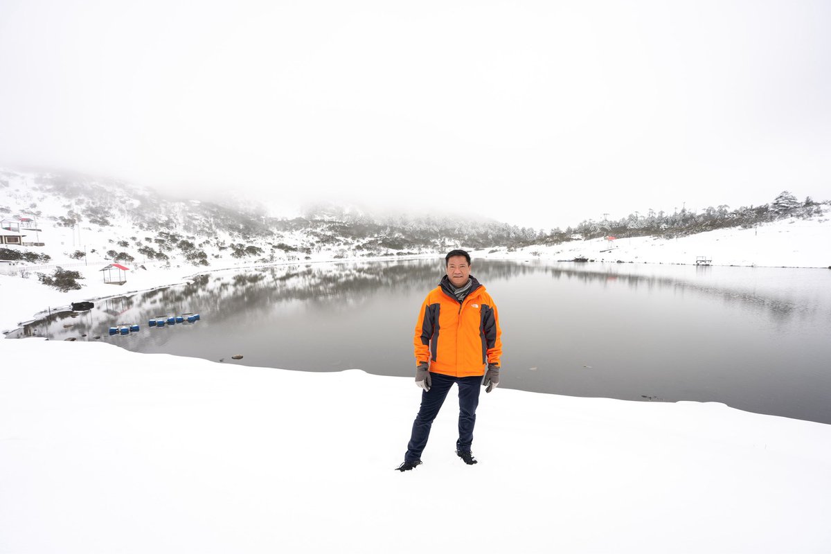 PemaKhanduBJP's tweet photo. Snow in April. In Tawang, winter lingers and so does the spirit of adventure.

#WinterAdventureTawang #Tawang #Himalayas #PangTengTsoLake https://t.co/YD5yU1PZF0