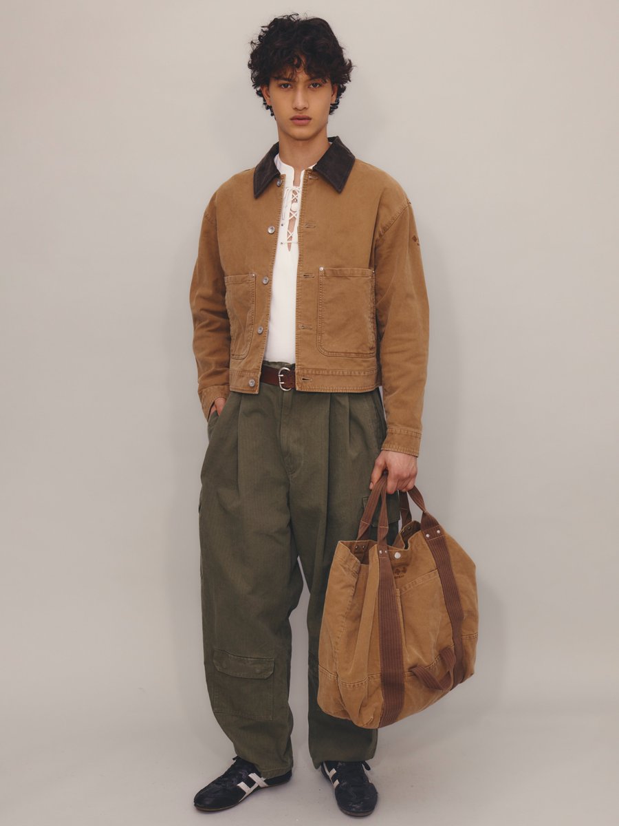 tatras_official's tweet image. 「アーバンサファリ」をテーマに、ワークウェアやユニフォームの要素から着想を得たTATRAS 2026年春夏コレクション。

都会の春夏を彩る、最新アイテムをぜひご覧ください。

▼ルックページはこちら
tatras-official.jp/blogs/look-boo…

#TATRAS #TATRAS26SS