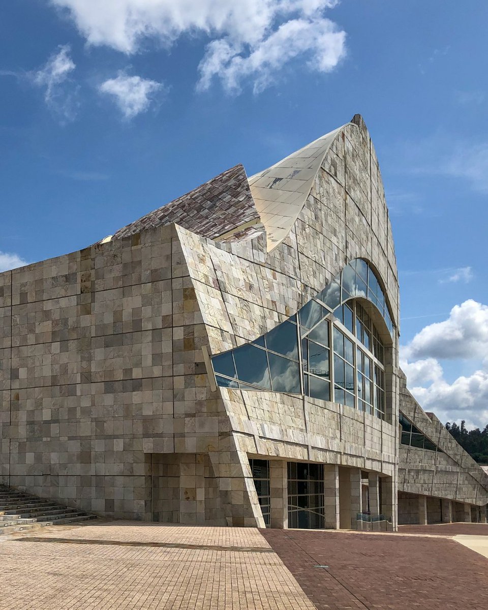 La Ciudad de la Cultura, a un paso de nuestro albergue, te invita a pasear bajo el sol ☀️, disfrutar de su biblioteca 📚 o descubrir exposiciones como:

"Las estaciones del año en el arte gallego de los siglos XX y XXI 🎨" (hasta el 6/9).

#exposiciones #SantiagodeCompostela