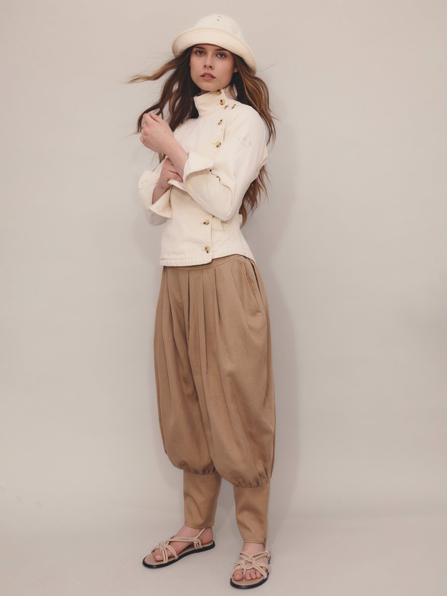 tatras_official's tweet image. TATRAS 2026年春夏ルックブック

最新コレクションでは「アーバンサファリ」をテーマに、夏の光を味方にした研ぎ澄まされた実用性と造形美を提示します。
　
▼ルックページはこちら
tatras-official.jp/blogs/look-boo…

#TATRAS #TATRAS26SS