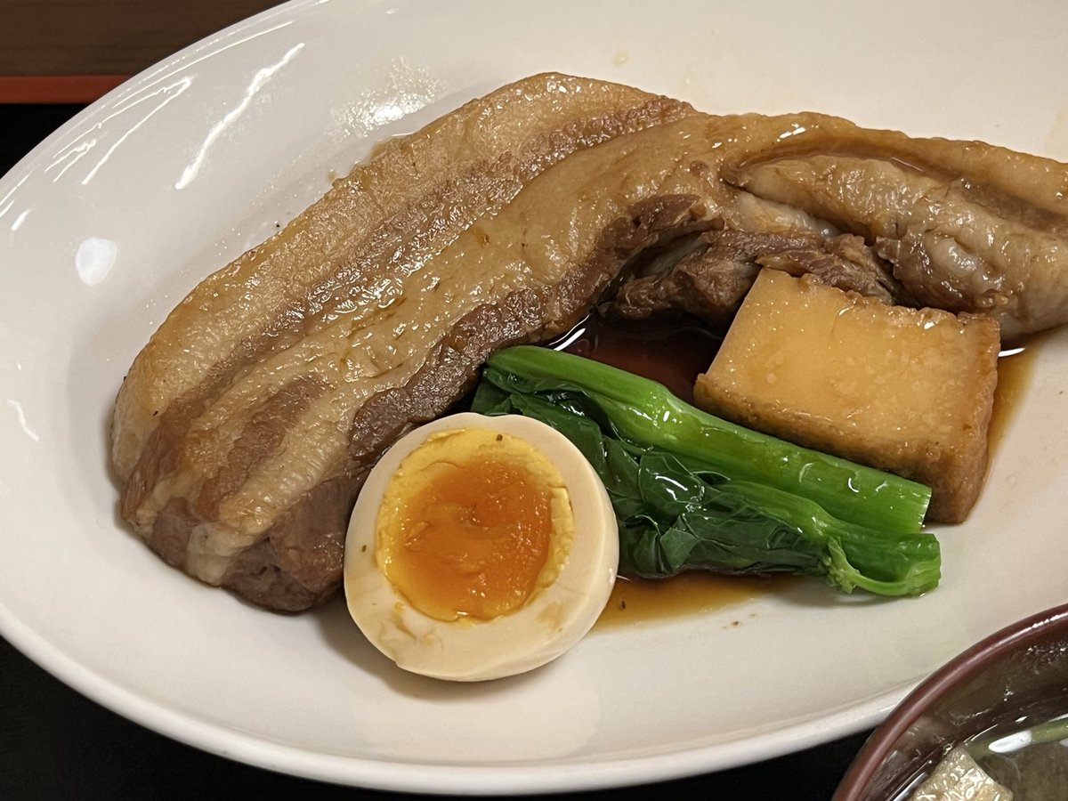 角煮定食と本マグロの刺身激うまいそして宿につきました 