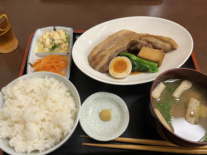 角煮定食と本マグロの刺身激うまいそして宿につきました 