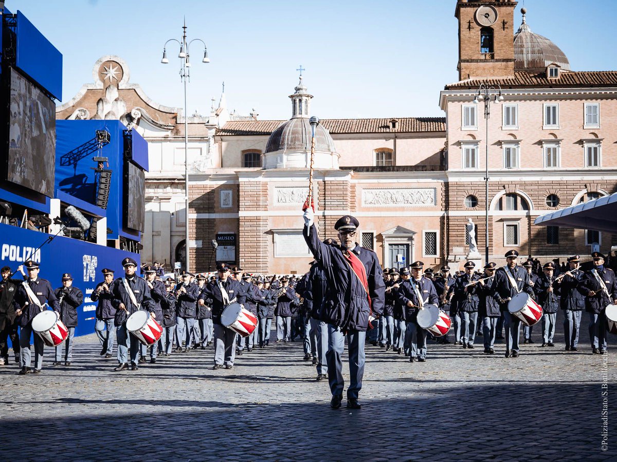 AlessGiuli's tweet photo. In occasione del 174° anniversario della fondazione della @poliziadistato, celebriamo un’Istituzione che guarda con determinazione al futuro senza dimenticare il sacrificio di quanti hanno dato la propria vita per la difesa dei valori fondanti della nostra Repubblica. https://t.co/z3L9SXJghM