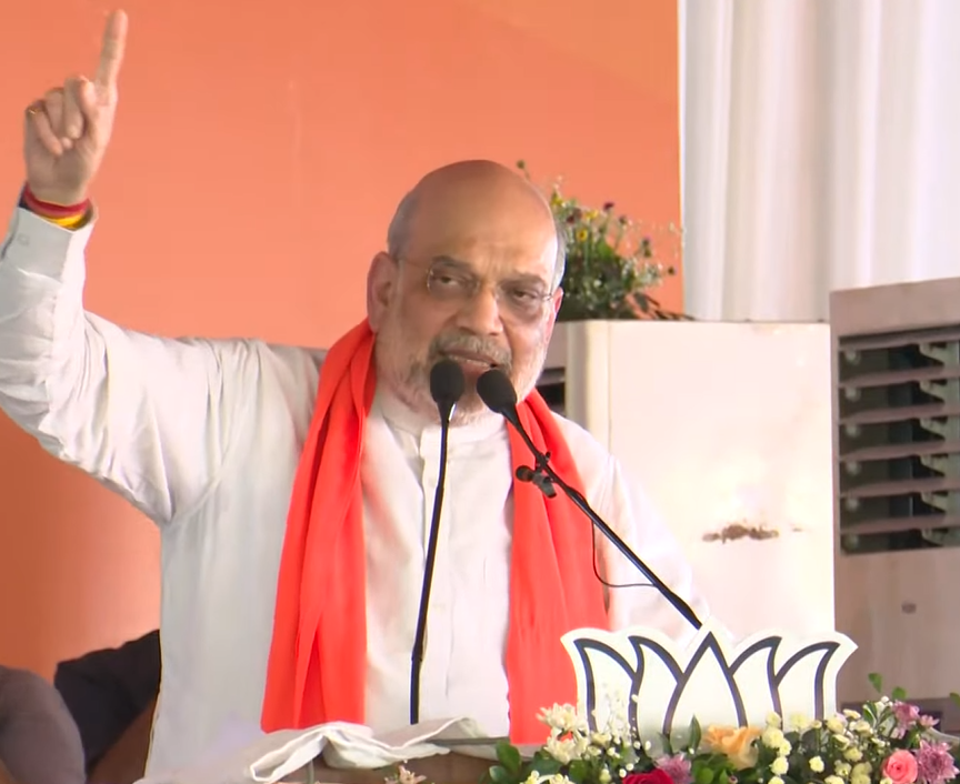 BJP4India's tweet photo. भाजपा की सरकार बनते ही हम यहां UCC लाएंगे।

पूरे बंगाल के अंदर किसी को  भी 4 शादी करने की परमिशन नहीं होगी।

कानून सबके लिए बराबर होना चाहिए।

- श्री @AmitShah https://t.co/4XGYUlMVhk