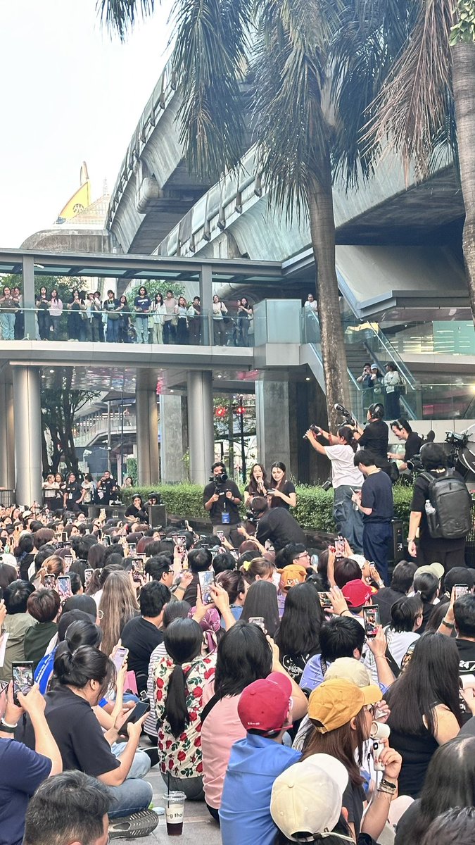 centralwOrld tweet media