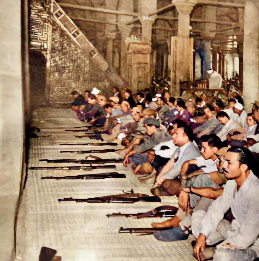 michaellatef96's tweet photo. الصورة الأولي رجال المقاومة الشعبية يؤدون صلاة الجمعة في المسجد العباسي بمدينة بورسعيد عام 1956 اثناء العدوان الثلاثي على مصر.
والصورة الثانية للنساء الفدائيات المتطوعات للاشتراك في عمليات المقاومة الشعبية ضد العدوان الثلاثي. https://t.co/QabAKCehJn