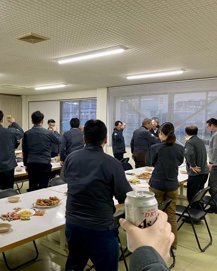 🌸毎年恒例のお花見🌸

毎年恒例の新入社員を交えての歓迎会も兼ねて🍻

今年もこの季節がやってきましたね😊

仕事の話からプライベートの話まで、終始にぎやかで、だいぶ盛り上がってます🍻🌸

こうした時間も大切にしながら、これからもチーム一丸となって頑張っていきます🙌

 #お花見